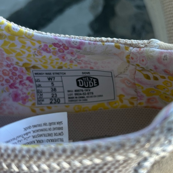 Women’s NWOT Hey Dude Casual Cream Gold Specs Slip On Comfortable Shoes Size 7 - Picture 6 of 6